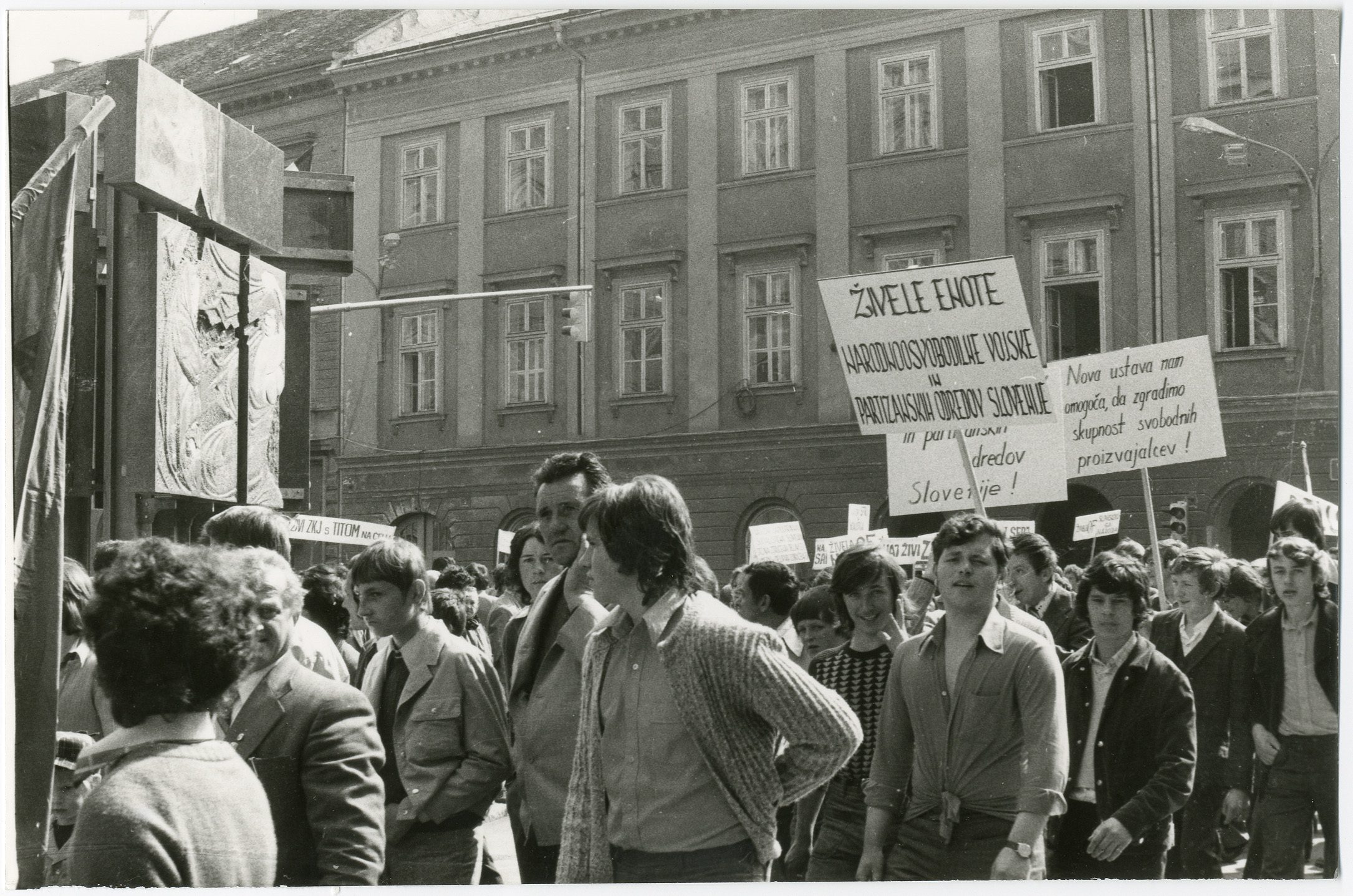 Pri spomeniku Francu Rozmanu Stanetu, leto 1975 / Miloš Jenko; hrani: Mestni muzej Ljubljana